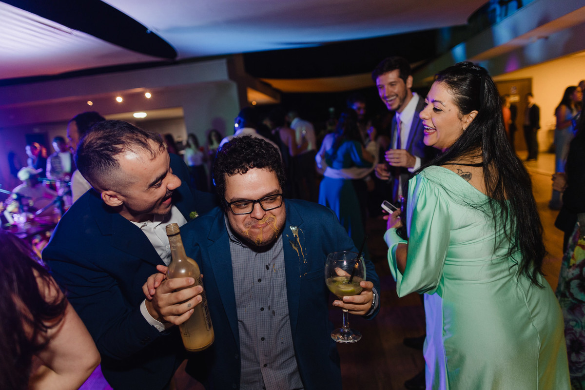 Festa de casamento na cobertura do Clube dos bombeiros em Brasília. Foto feita pelo fotógrafo de casamento Rafael Ohana em Brasília