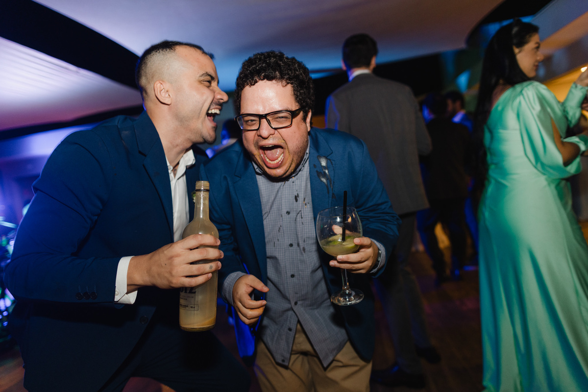 Festa de casamento na cobertura do Clube dos bombeiros em Brasília. Foto feita pelo fotógrafo de casamento Rafael Ohana em Brasília