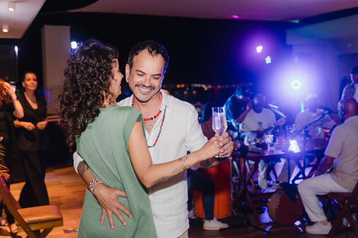 Festa de casamento na cobertura do Clube dos bombeiros em Brasília. Foto feita pelo fotógrafo de casamento Rafael Ohana em Brasília