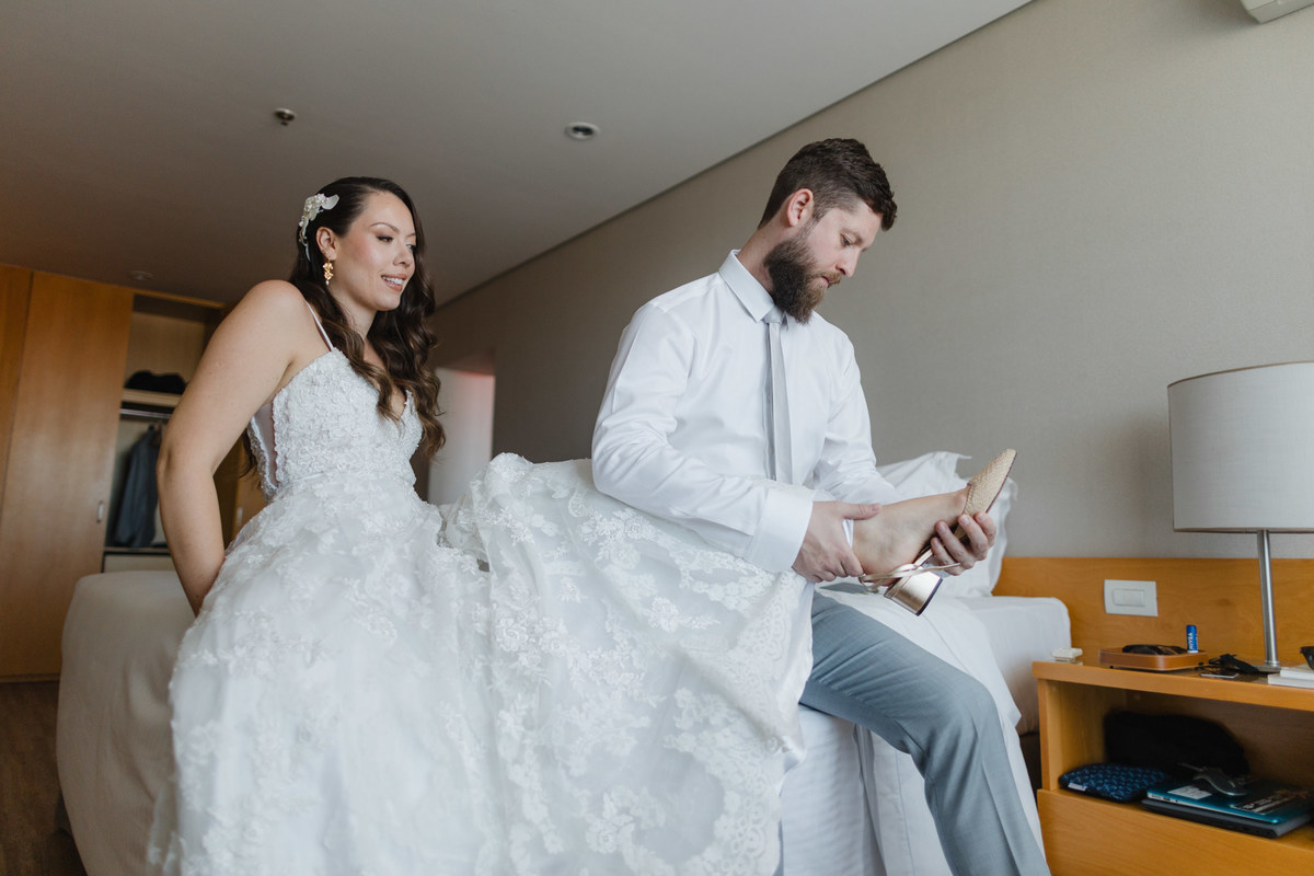 Noivo colocando o sapato da noiva. Foto feita pelo fotógrafo de casamento Rafael Ohana em Brasília