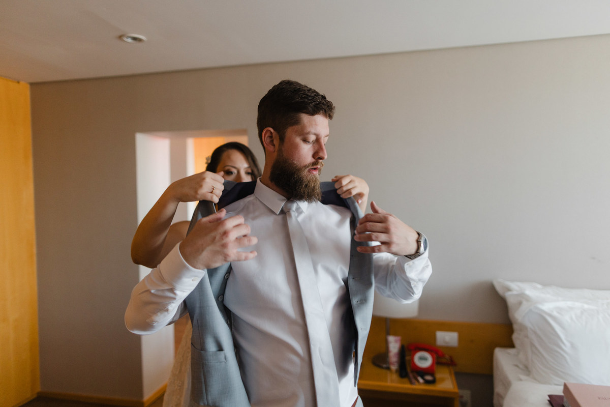 Noiva vestindo colete do noivo. Foto feita pelo fotógrafo de casamento Rafael Ohana em Brasília