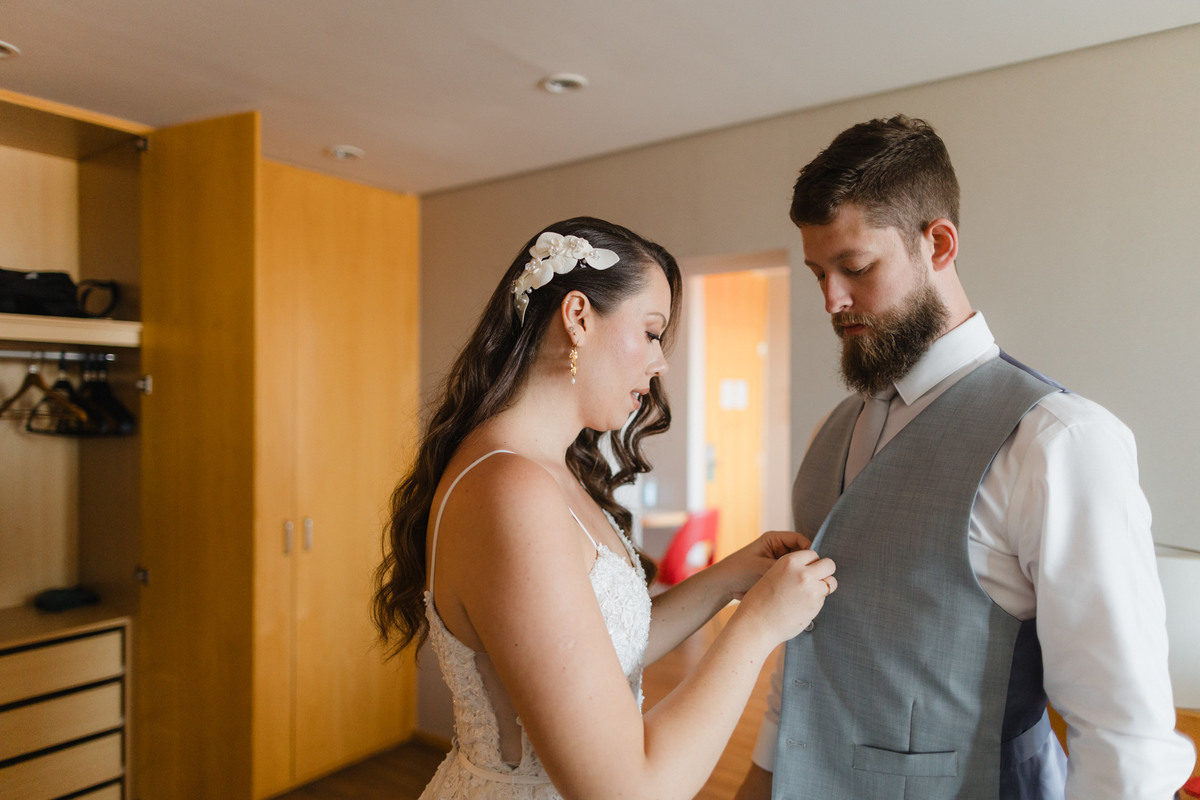 Noiva vestindo colete do noivo. Foto feita pelo fotógrafo de casamento Rafael Ohana em Brasília