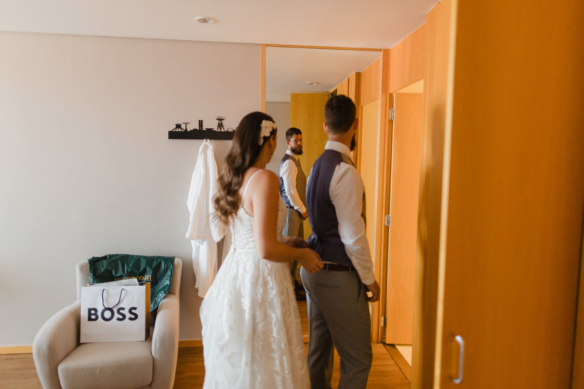 Noivos se trocando no hotel. Foto feita pelo fotógrafo de casamento Rafael Ohana em Brasília
