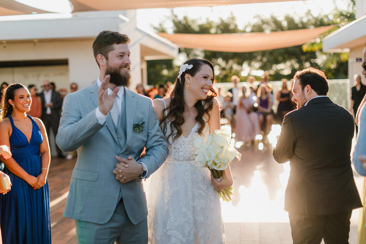 Noivos casamento no Clube dos bombeiros em Brasília. Foto feita pelo fotógrafo Rafael Ohana em Brasília
