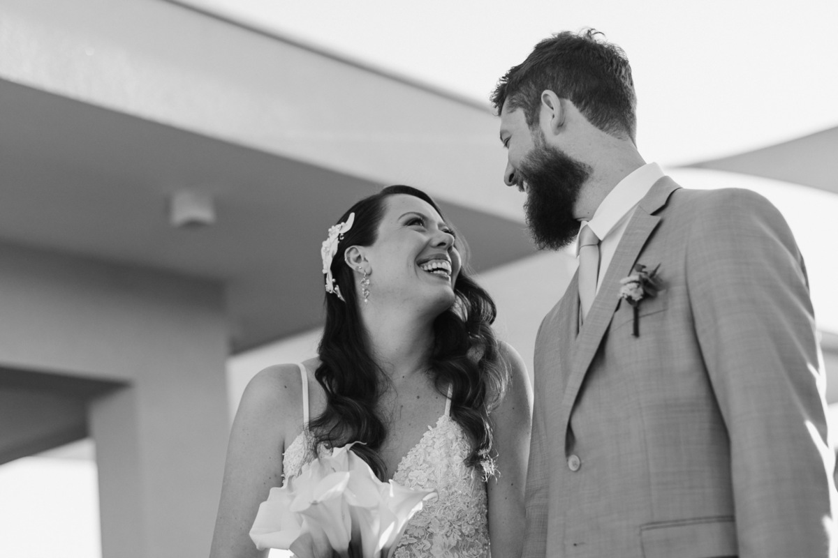 Noivos casamento no Clube dos bombeiros em Brasília. Foto feita pelo fotógrafo Rafael Ohana em Brasília