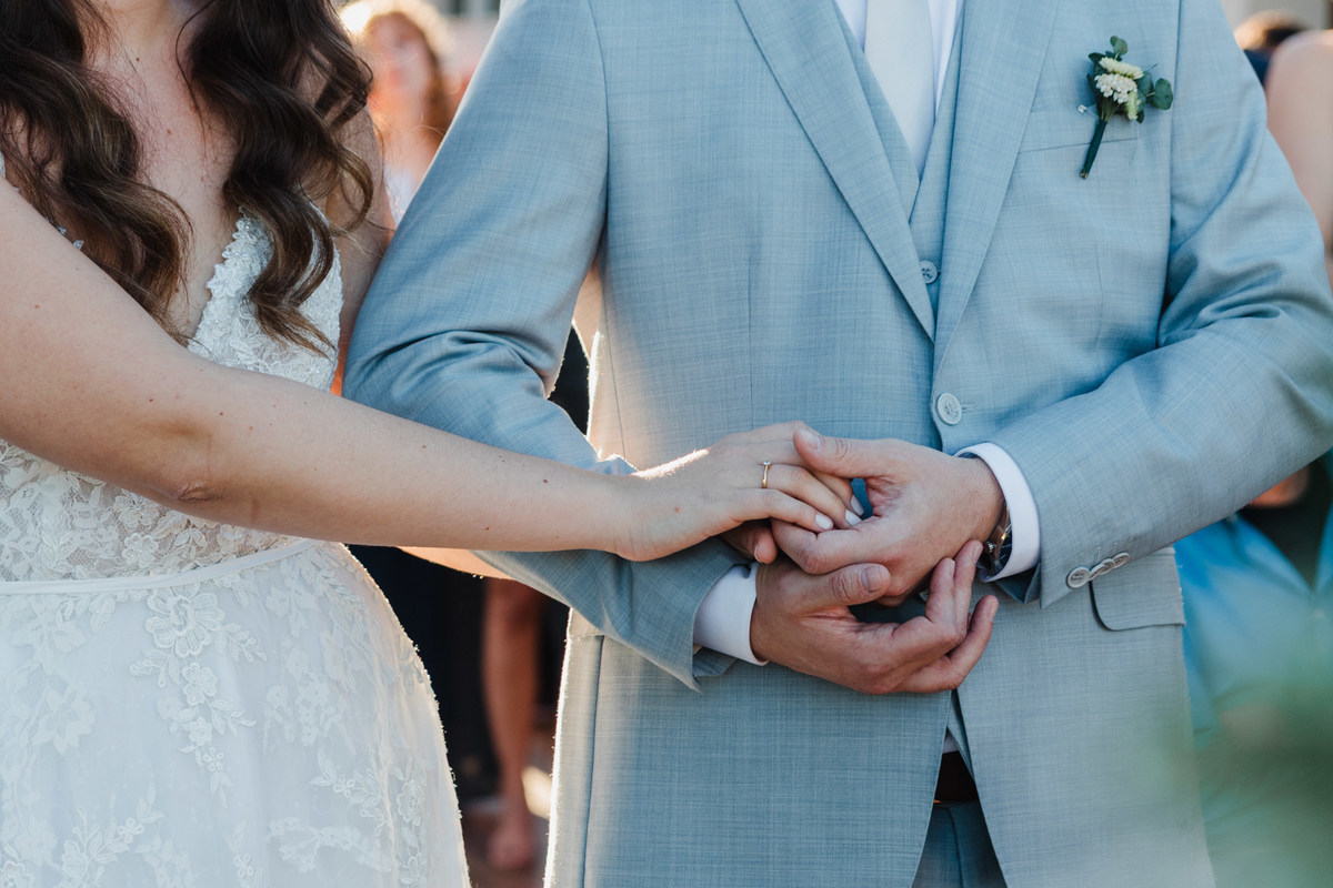 Noivos casamento no Clube dos bombeiros em Brasília. Foto feita pelo fotógrafo Rafael Ohana em Brasília