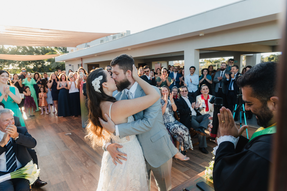 Noivos casamento no Clube dos bombeiros em Brasília. Foto feita pelo fotógrafo Rafael Ohana em Brasília