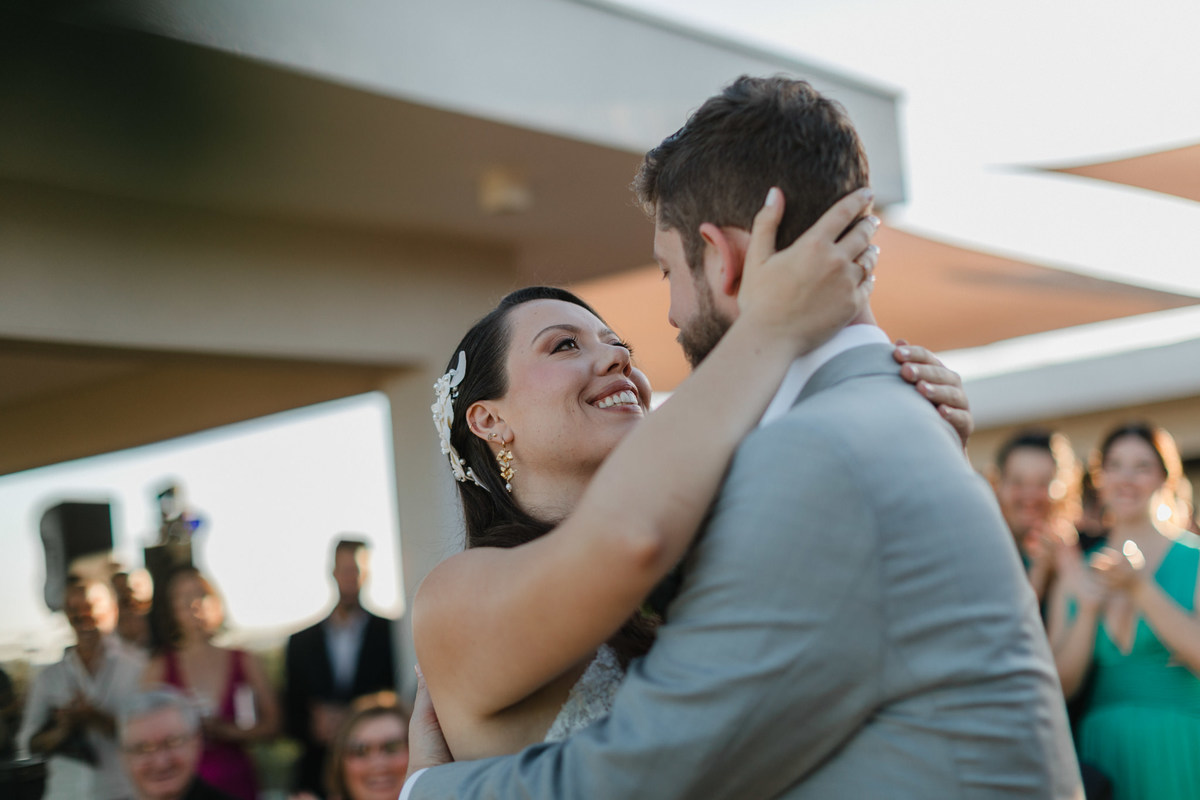 Noivos casamento no Clube dos bombeiros em Brasília. Foto feita pelo fotógrafo Rafael Ohana em Brasília