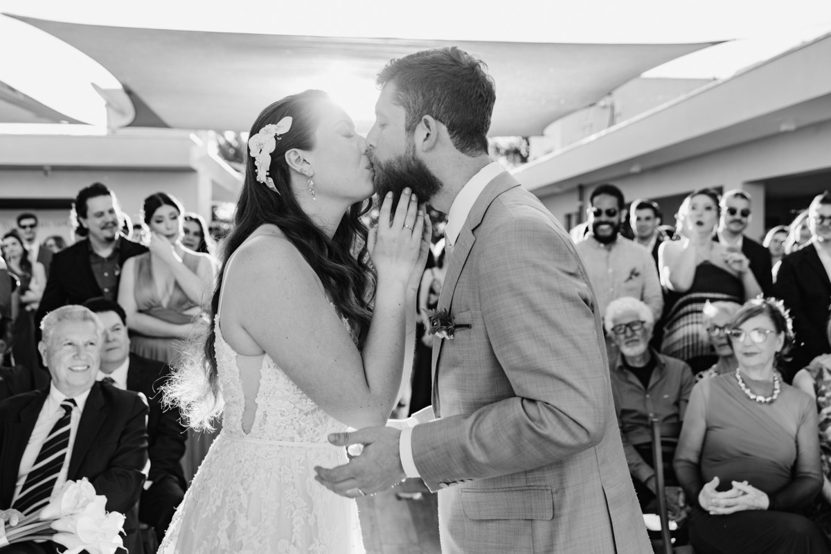 Noivos casamento no Clube dos bombeiros em Brasília. Foto feita pelo fotógrafo Rafael Ohana em Brasília