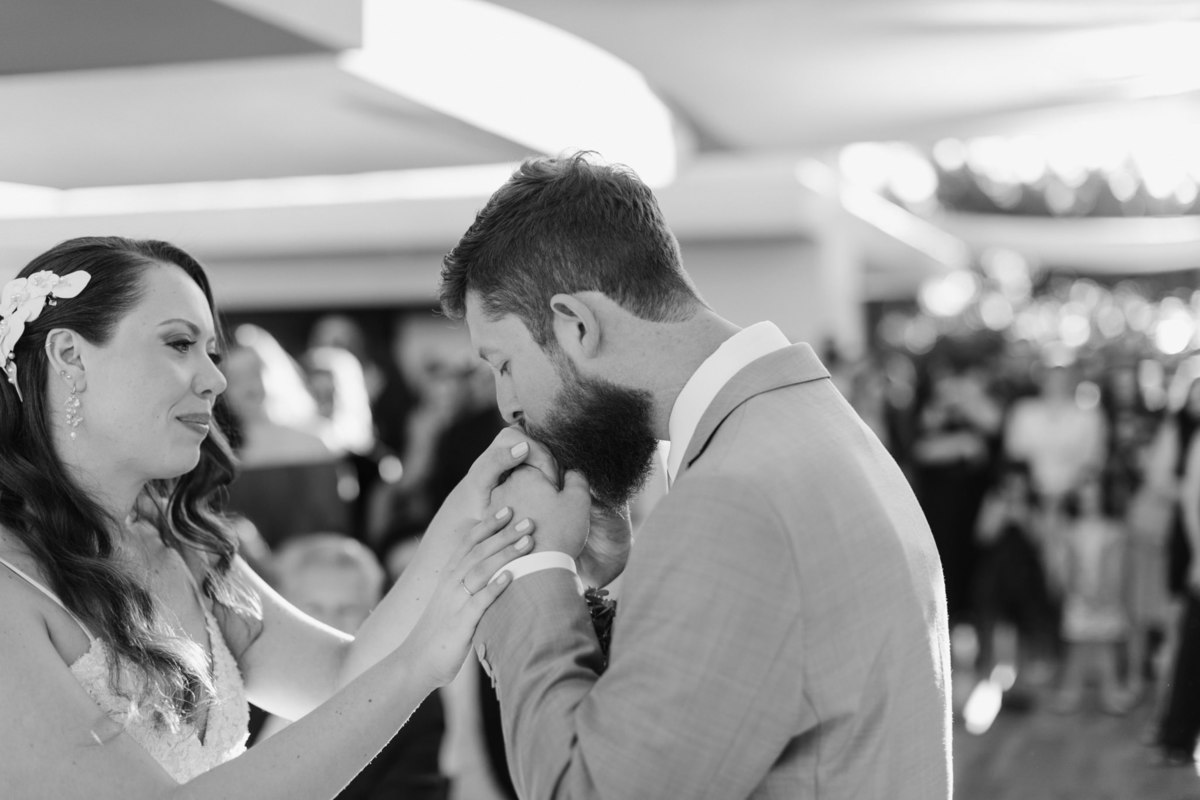 Noivos casamento no Clube dos bombeiros em Brasília. Foto feita pelo fotógrafo Rafael Ohana em Brasília