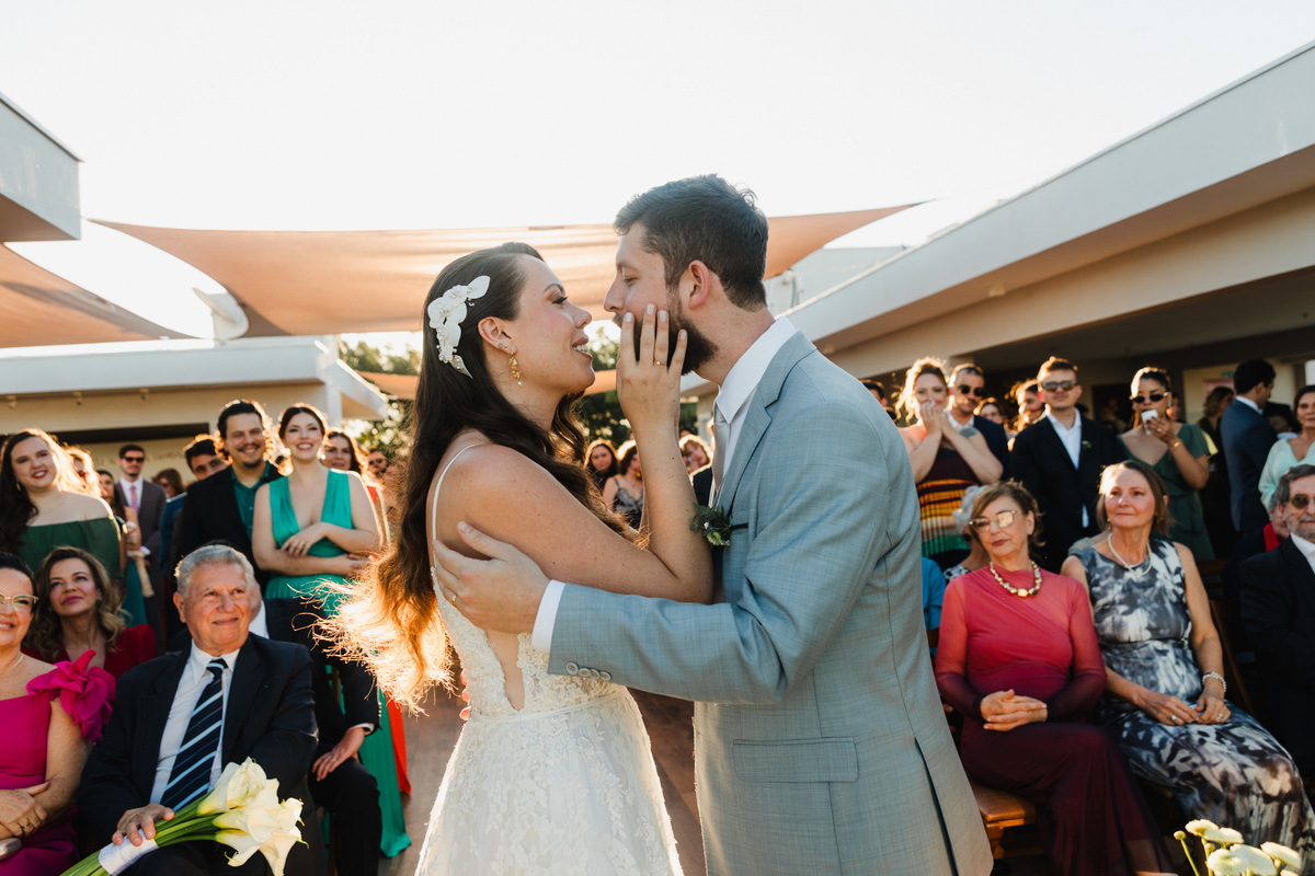 Noivos casamento no Clube dos bombeiros em Brasília. Foto feita pelo fotógrafo Rafael Ohana em Brasília