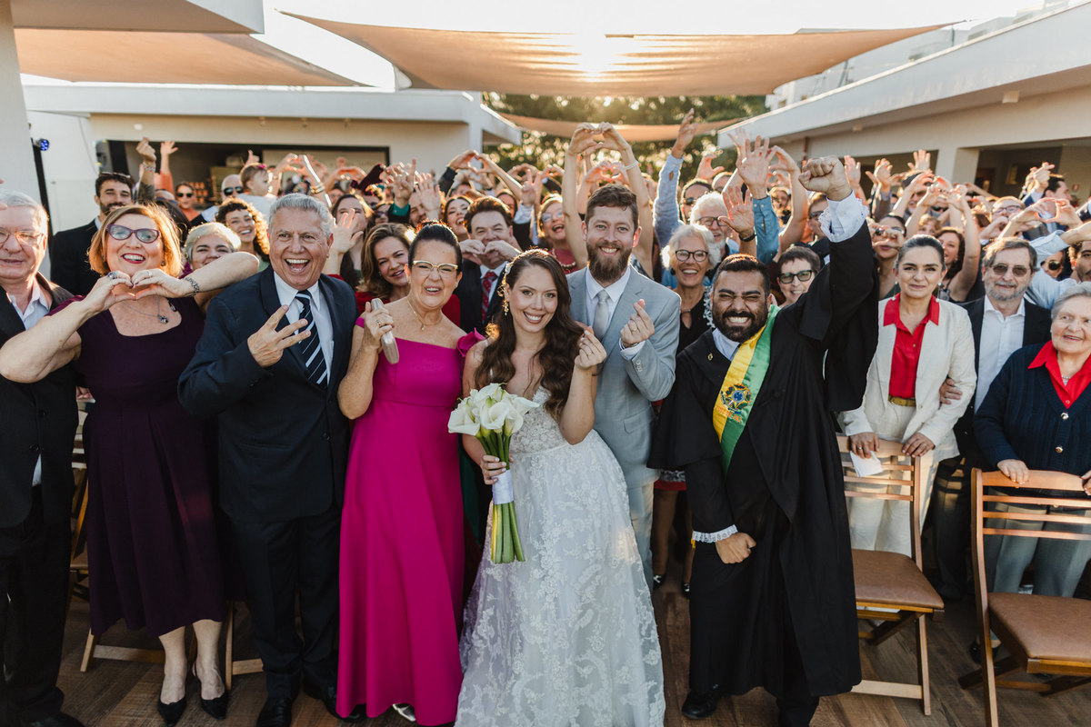 Noivos casamento no Clube dos bombeiros em Brasília. Foto feita pelo fotógrafo Rafael Ohana em Brasília