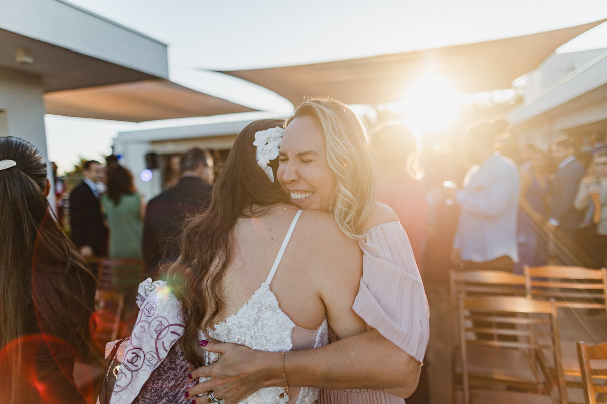 Noivos casamento no Clube dos bombeiros em Brasília. Foto feita pelo fotógrafo Rafael Ohana em Brasília