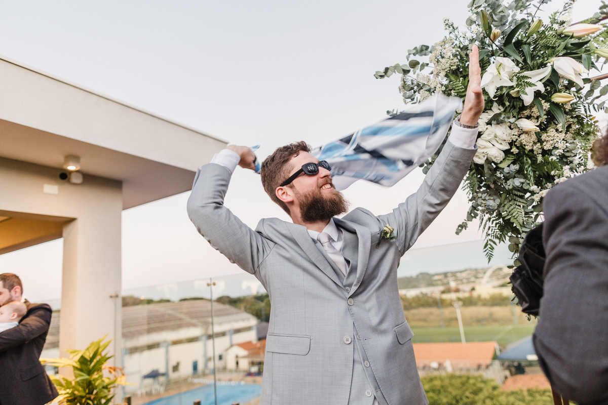 Noivos casamento no Clube dos bombeiros em Brasília. Foto feita pelo fotógrafo Rafael Ohana em Brasília