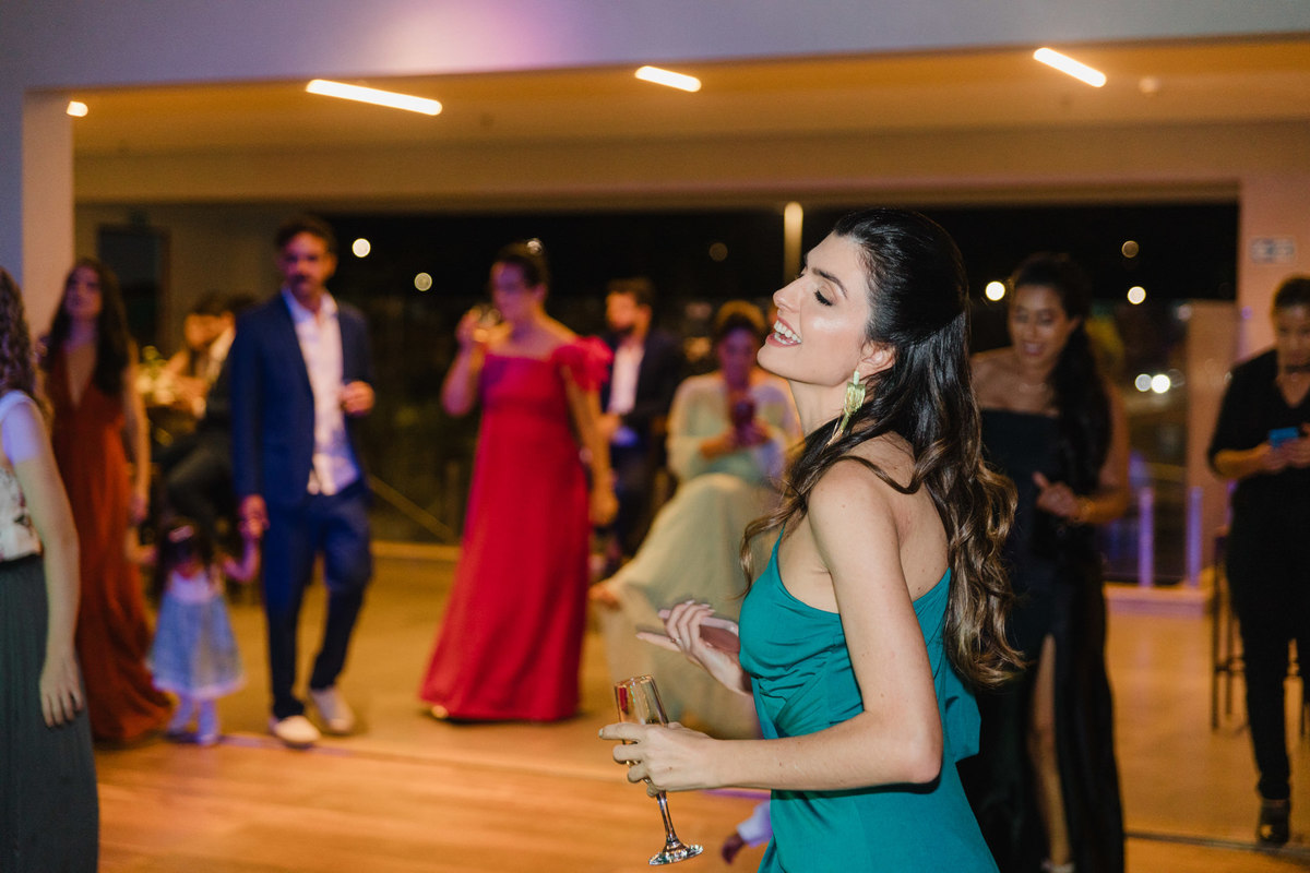 Noivos casamento no Clube dos bombeiros em Brasília. Foto feita pelo fotógrafo Rafael Ohana em Brasília