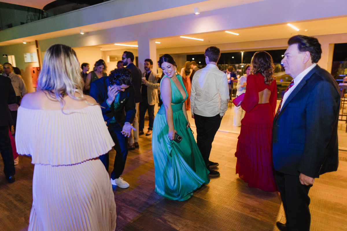 Noivos casamento no Clube dos bombeiros em Brasília. Foto feita pelo fotógrafo Rafael Ohana em Brasília