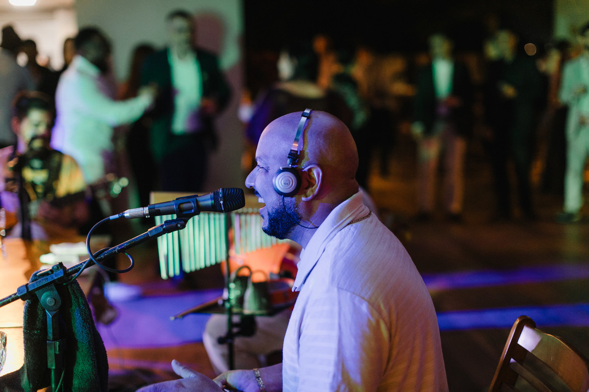 Noivos casamento no Clube dos bombeiros em Brasília. Foto feita pelo fotógrafo Rafael Ohana em Brasília
