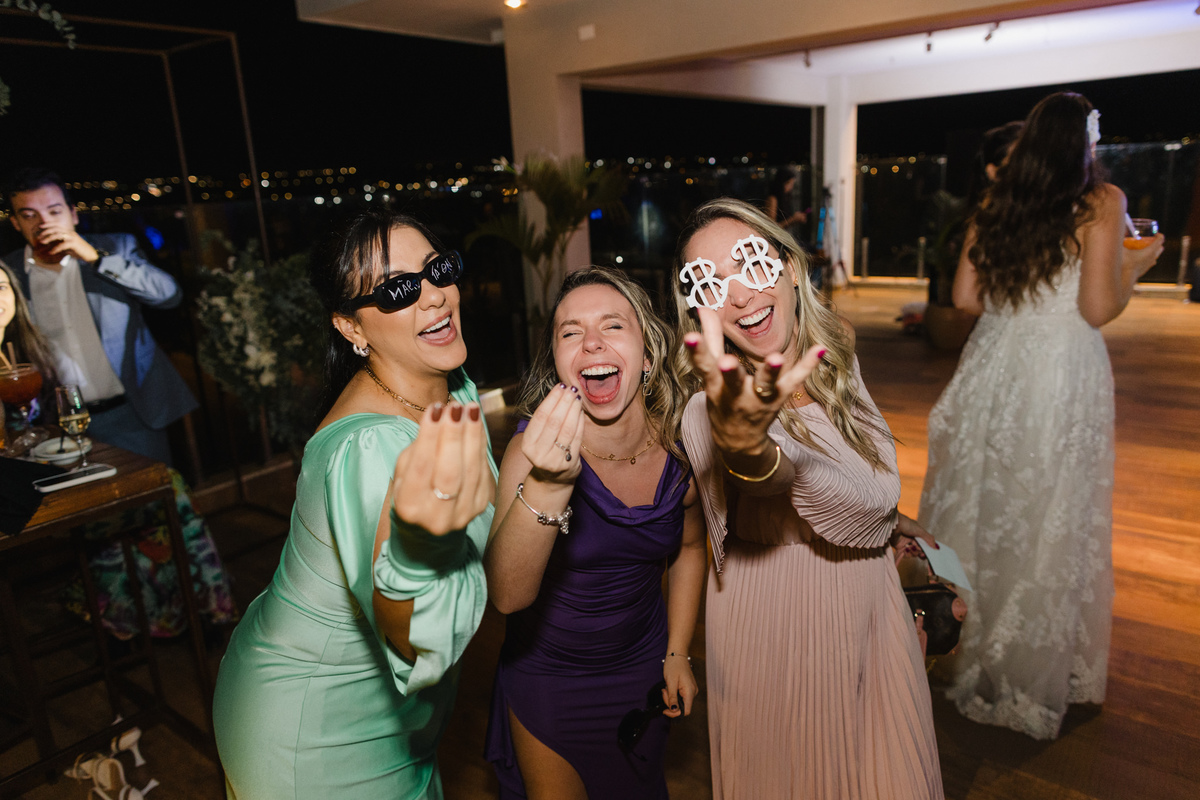 Noivos casamento no Clube dos bombeiros em Brasília. Foto feita pelo fotógrafo Rafael Ohana em Brasília