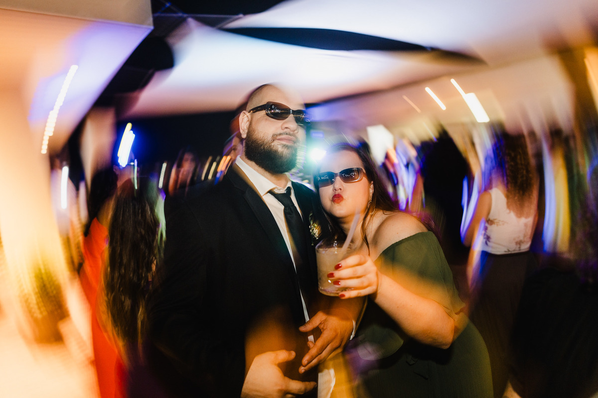 Noivos casamento no Clube dos bombeiros em Brasília. Foto feita pelo fotógrafo Rafael Ohana em Brasília