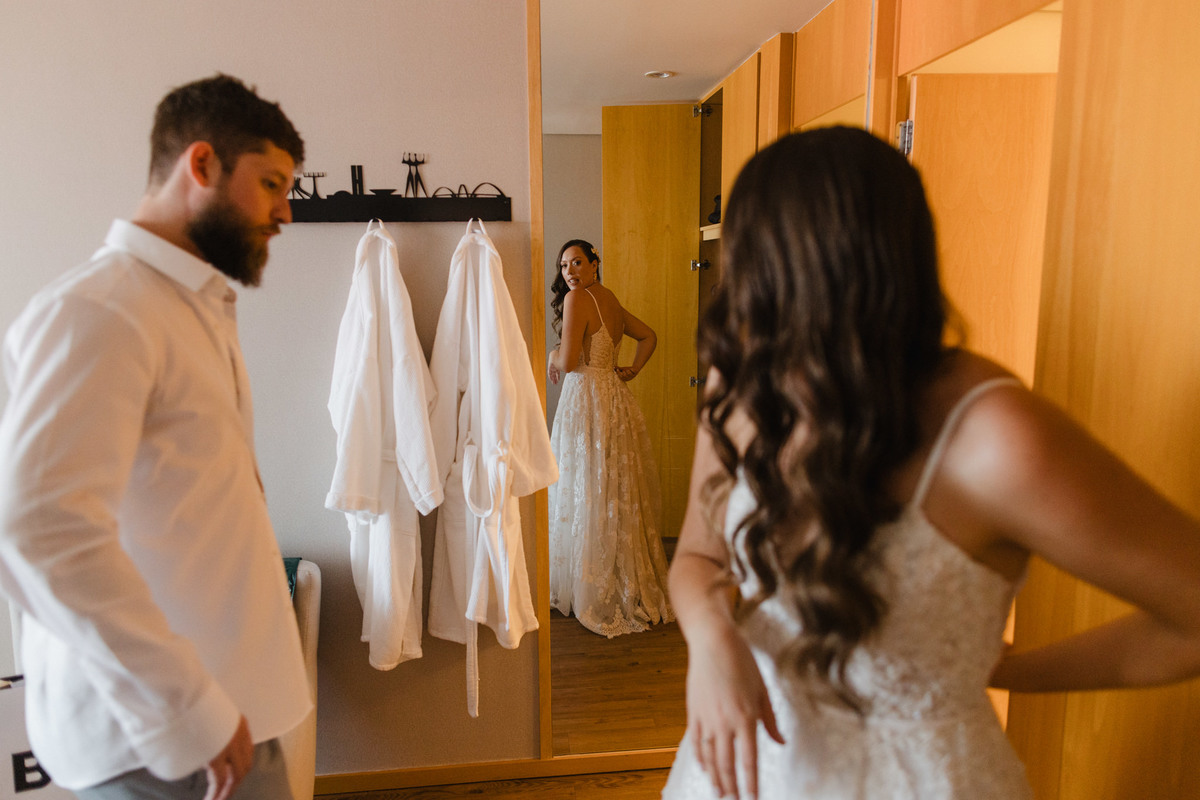 Noivo vestindo a noiva em making of de casamento. Foto feita no hotel Brasília Palace pelo fotógrafo Rafael Ohana