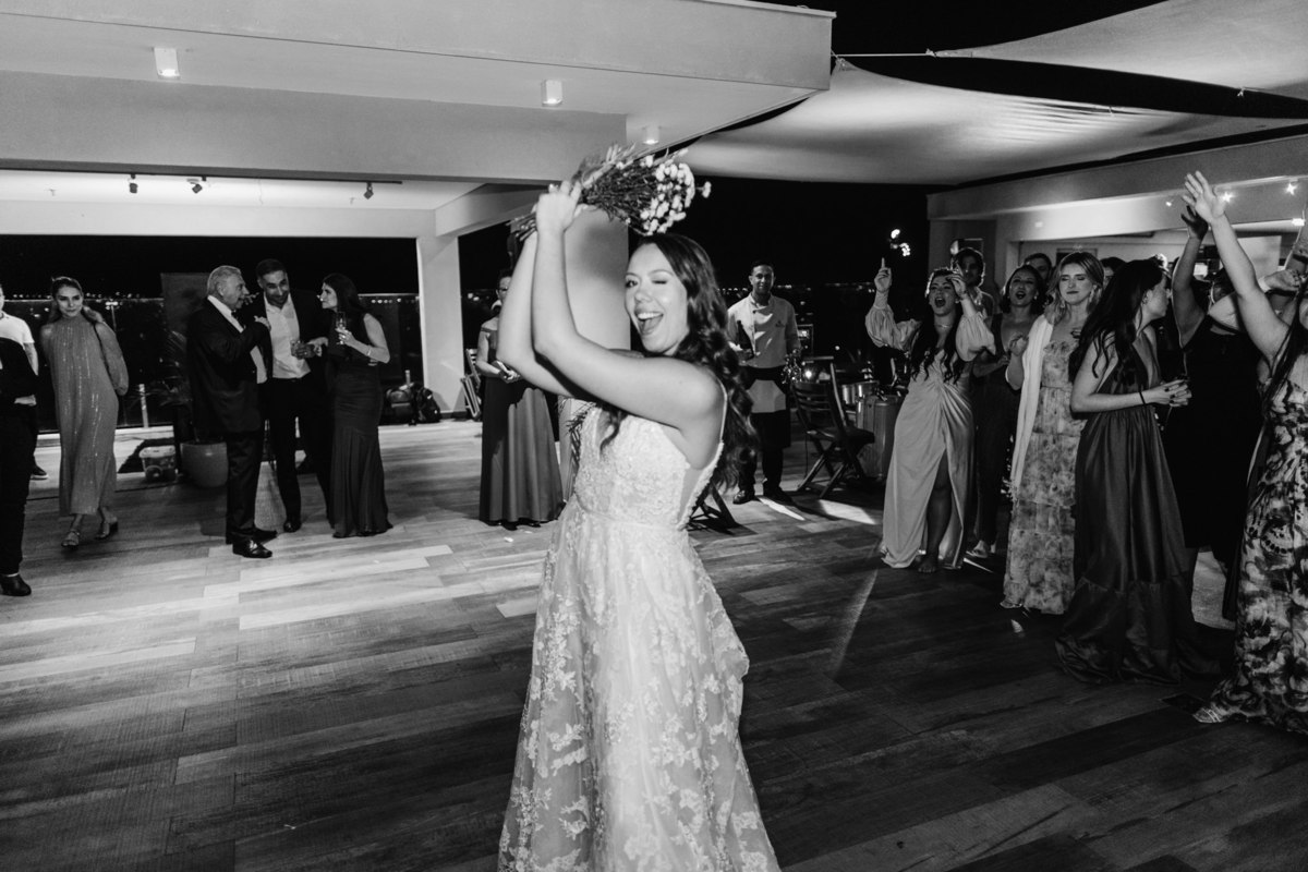 Noivos casamento no Clube dos bombeiros em Brasília. Foto feita pelo fotógrafo Rafael Ohana em Brasília