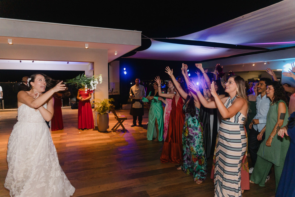 Noivos casamento no Clube dos bombeiros em Brasília. Foto feita pelo fotógrafo Rafael Ohana em Brasília