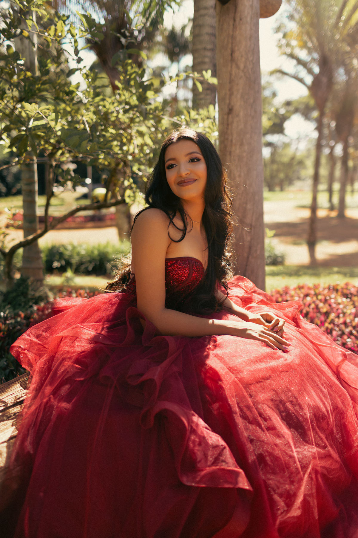 Ensaio de 15 anos com vestido vermelho feito no jardim Botânico de Brasília pelo fotógrafo de debutantes Rafael Ohana