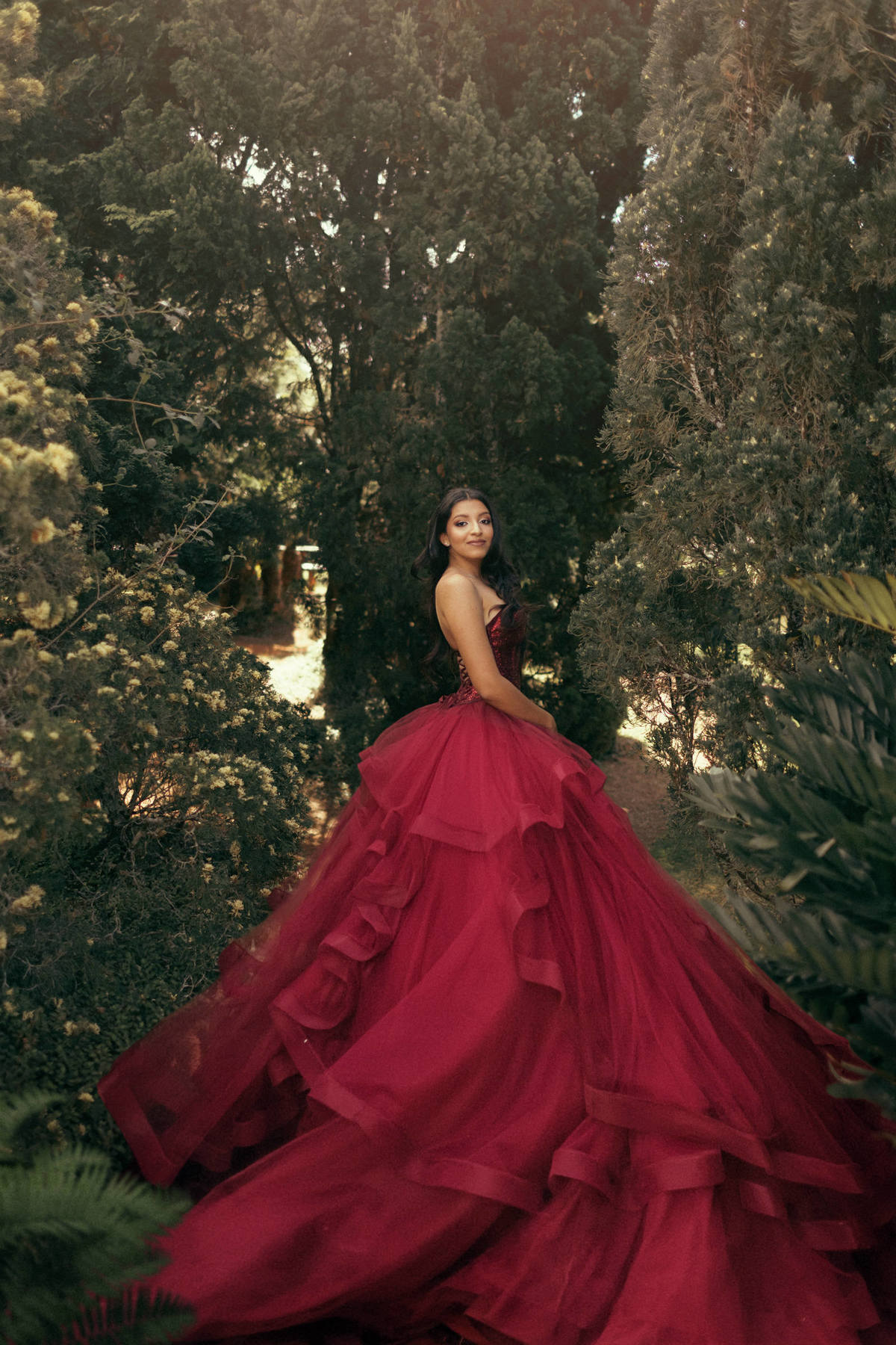 Ensaio de 15 anos feito no jardim Botânico de Brasília pelo fotógrafo de debutantes Rafael Ohana. Vestido vermelho de debutante