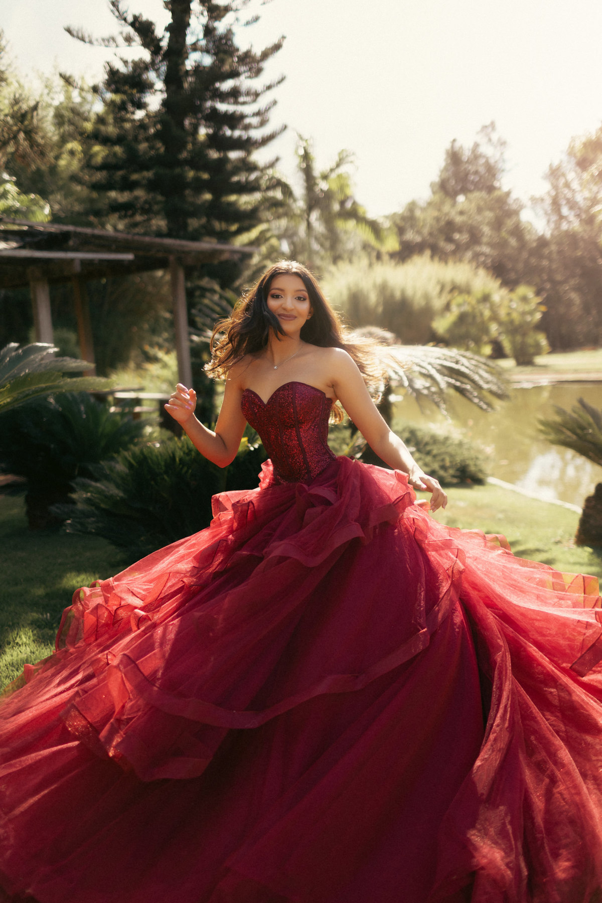 Ensaio de 15 anos feito no jardim Botânico de Brasília pelo fotógrafo de debutantes Rafael Ohana. Vestido vermelho de debutante