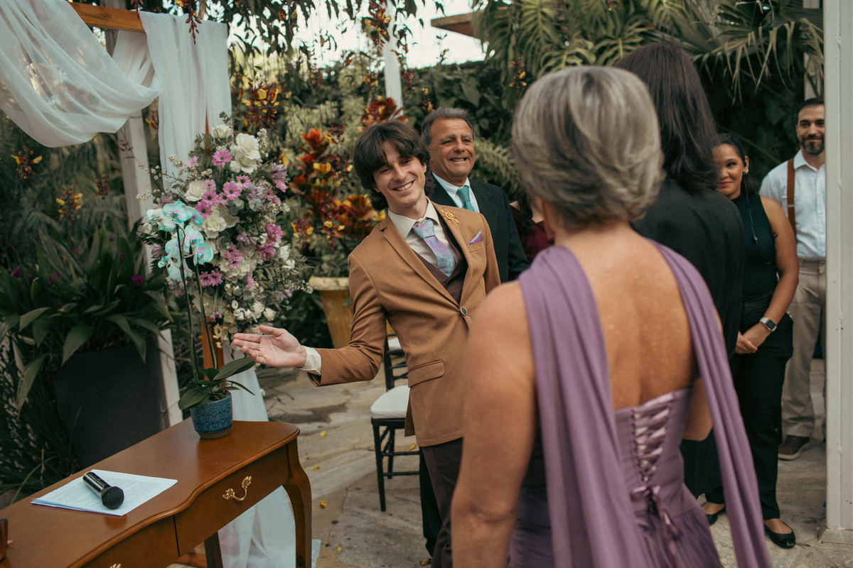 Noivo se divertindo em seu casamento. Casamento geek feito pelo fotógrafo de casamento Rafael Ohana em Brasília
