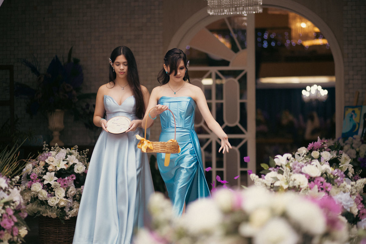 Elfas jogam flores em casamento. Casamento geek feito pelo fotógrafo de casamento Rafael Ohana em Brasília