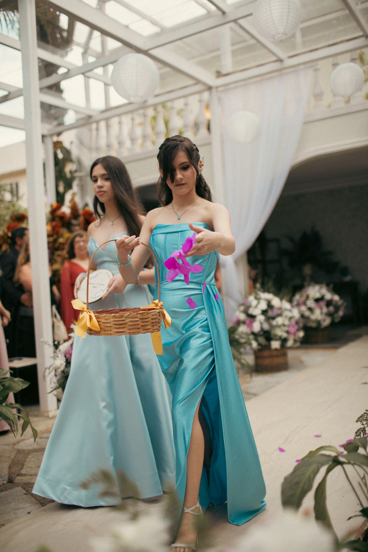 Elfas jogando flores em casamento. Casamento geek feito pelo fotógrafo de casamento Rafael Ohana em Brasília