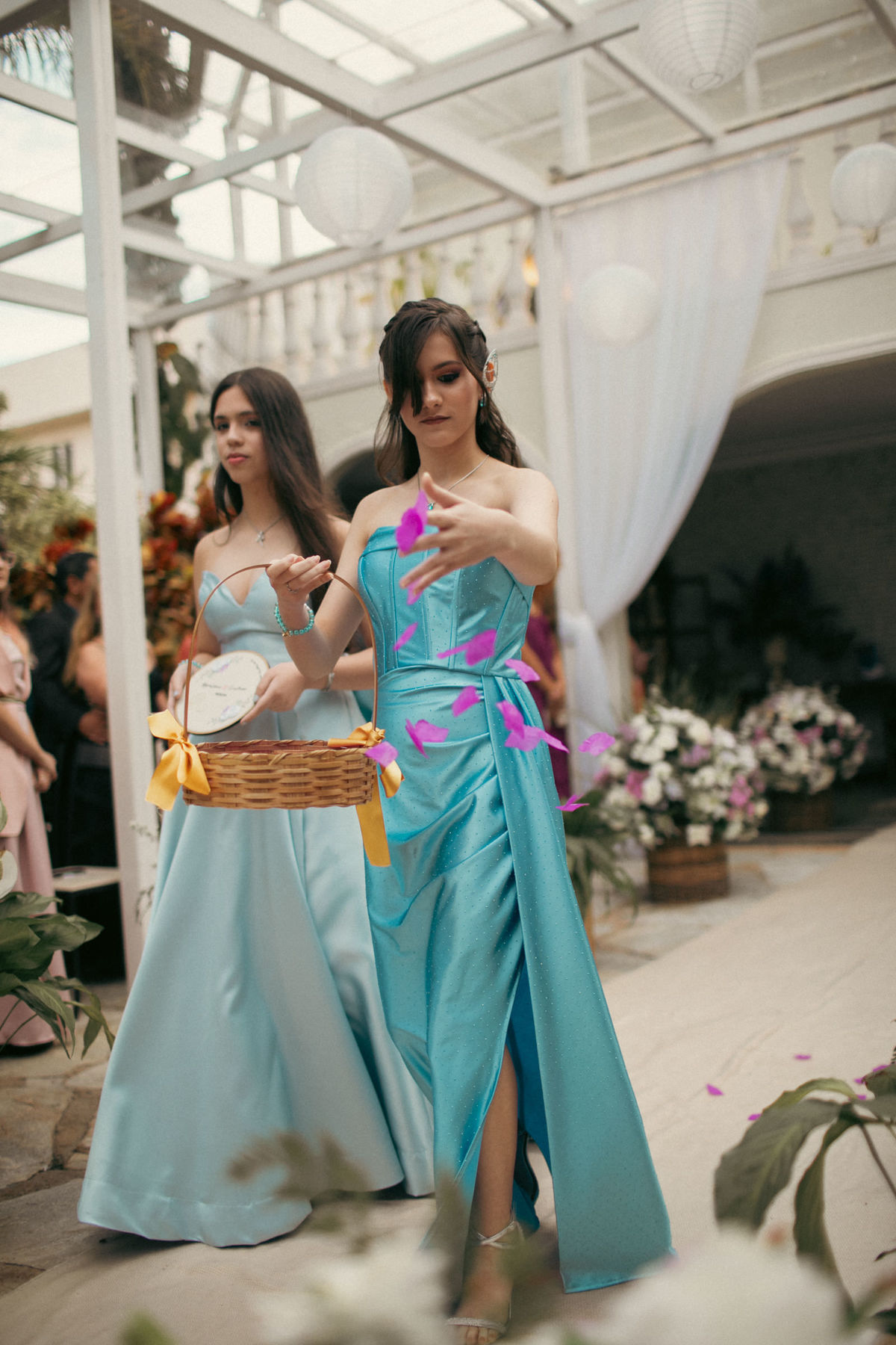 Elfas jogando flores em casamento. Casamento geek feito pelo fotógrafo de casamento Rafael Ohana em Brasília
