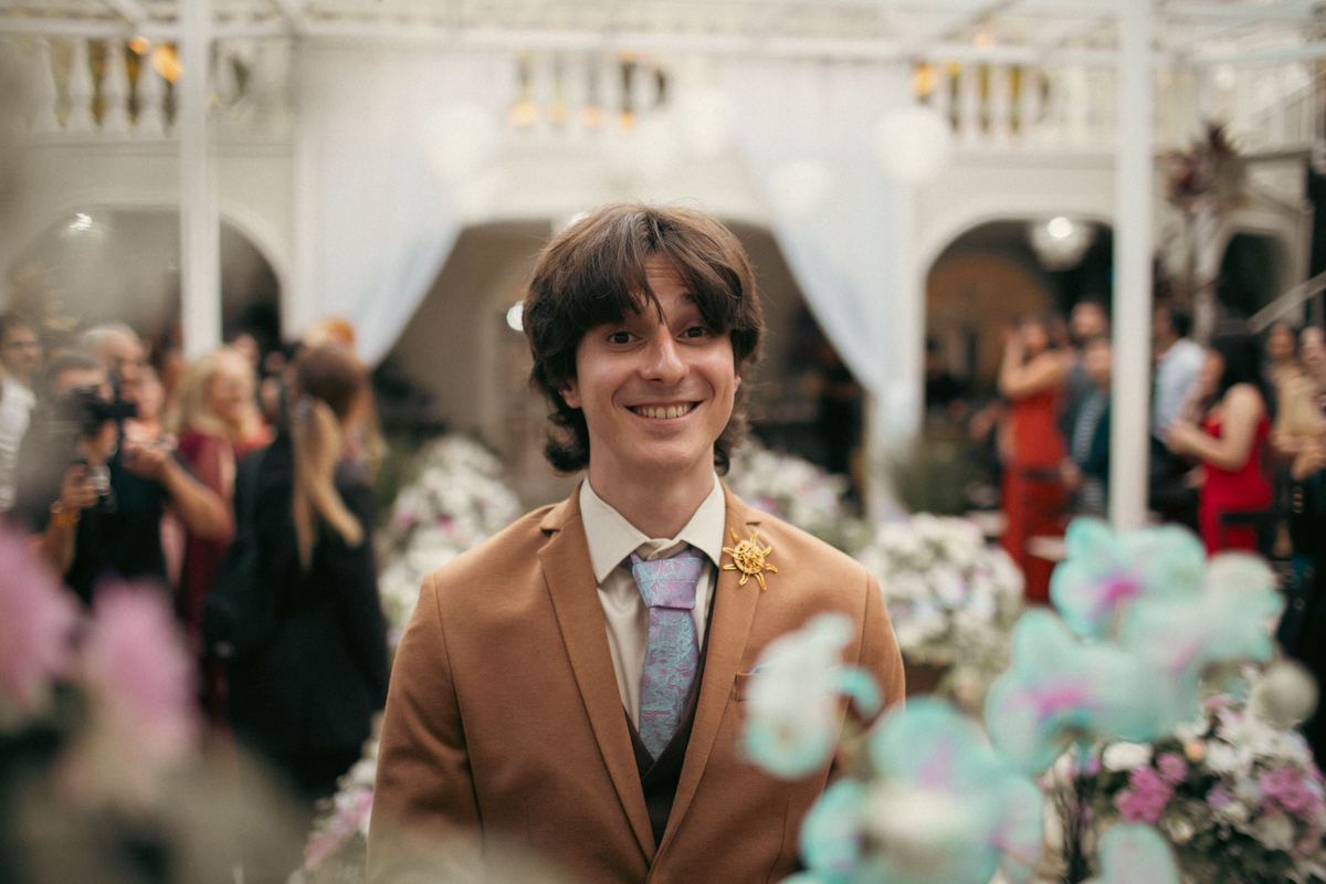 Noivo feliz esperando a noiva em seu casamento. Casamento geek feito pelo fotógrafo de casamento Rafael Ohana em Brasília
