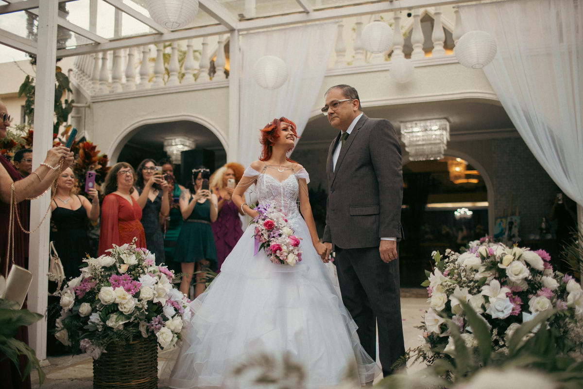 Noiva entrando com seu pai no casamento. Casamento geek feito pelo fotógrafo de casamento Rafael Ohana em Brasília