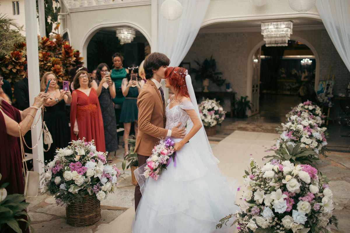 Noiva encontrando o noivo em seu casamento.Casamento geek feito pelo fotógrafo de casamento Rafael Ohana em Brasília