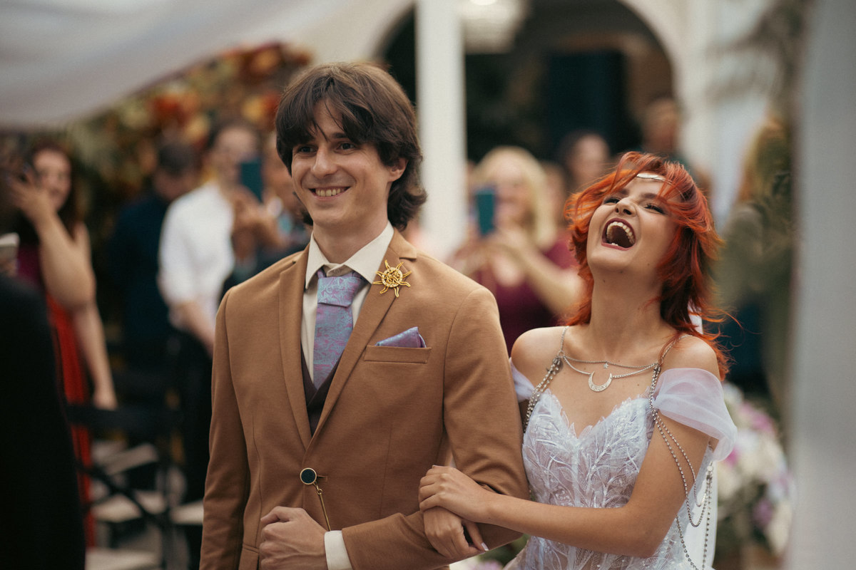 Noivos rindo em casamento. Casamento geek feito pelo fotógrafo de casamento Rafael Ohana em Brasília