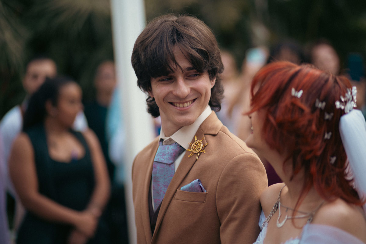 Noivo sorrindo. Casamento geek feito pelo fotógrafo de casamento Rafael Ohana em Brasília