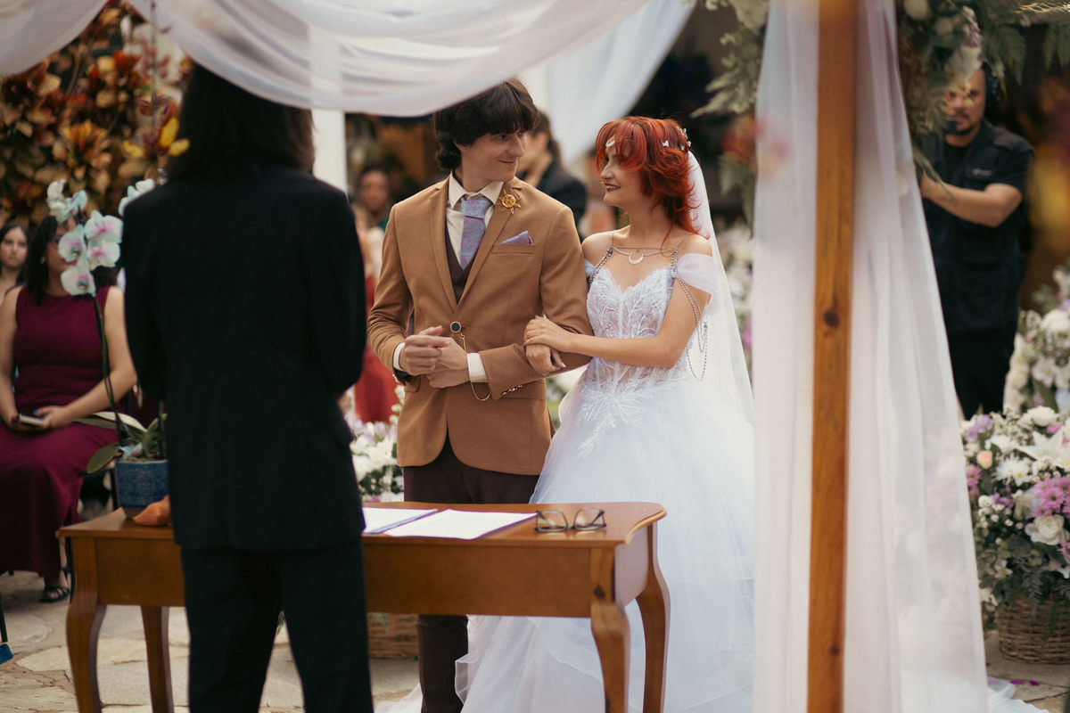 Noivos se olhando. Casamento geek feito pelo fotógrafo de casamento Rafael Ohana em Brasília