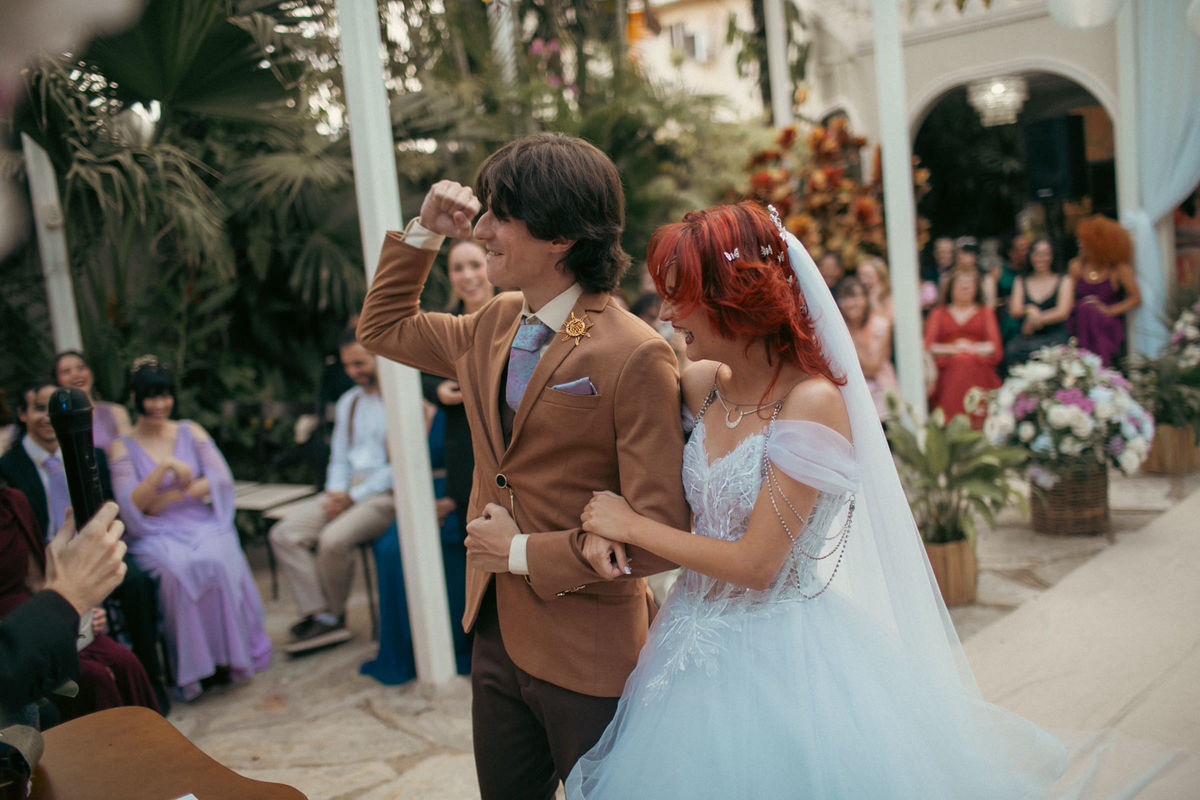 Noivo comemorando em seu casamento. Casamento geek feito pelo fotógrafo de casamento Rafael Ohana em Brasília