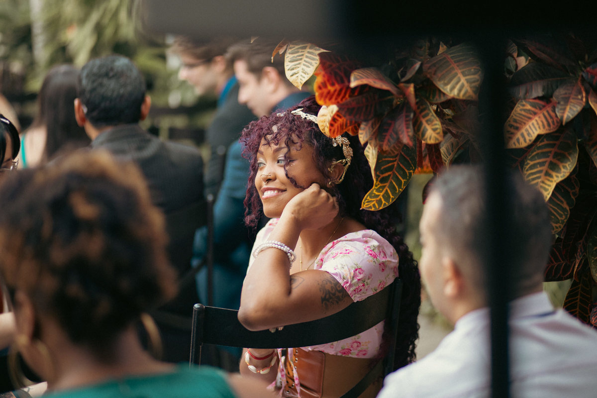 Convidada de casamento elfa. Casamento geek feito pelo fotógrafo de casamento Rafael Ohana em Brasília