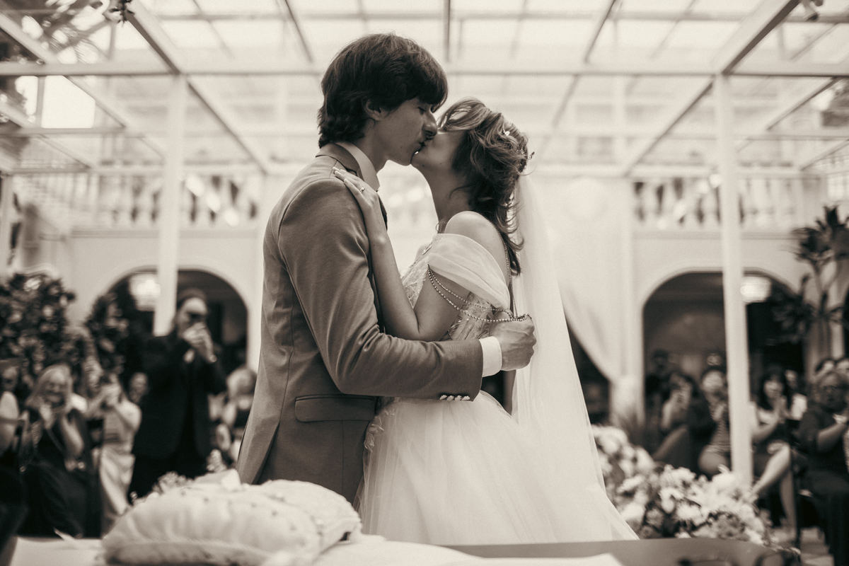 Noivos se beijando em casamento. Casamento geek feito pelo fotógrafo de casamento Rafael Ohana em Brasília
