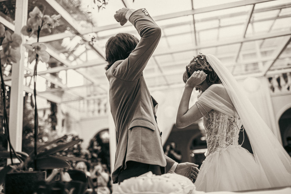 Noivo comemorando em seu casamento. Casamento geek feito pelo fotógrafo de casamento Rafael Ohana em Brasília