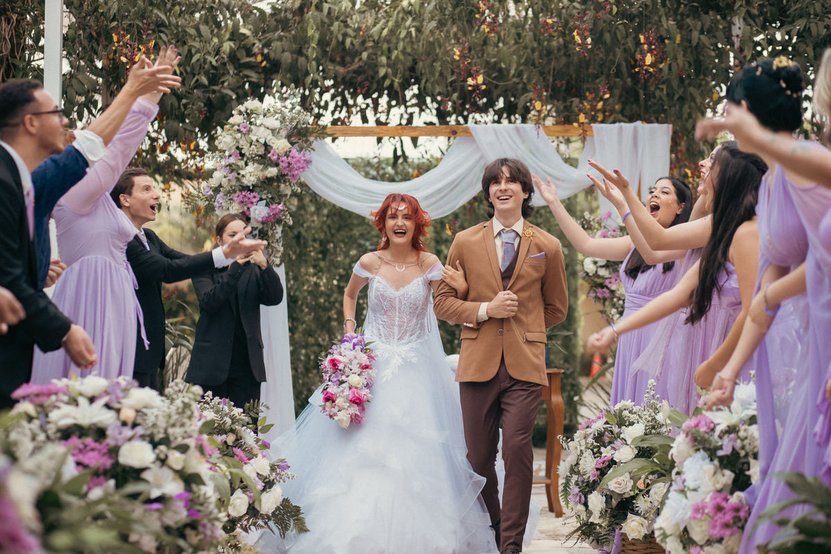Noivos com chuva de arroz, Casamento geek feito pelo fotógrafo de casamento Rafael Ohana em Brasília