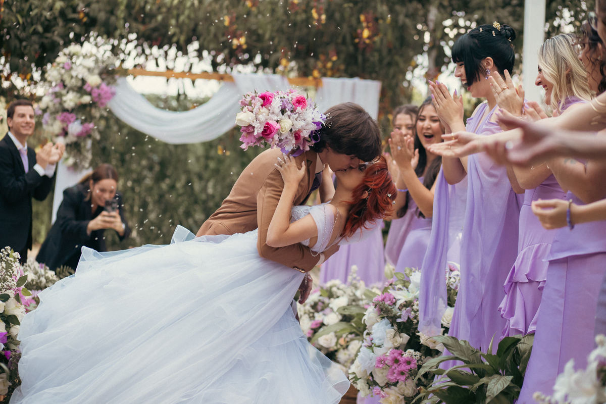 Beijo cinematorgráfico dos noivos. Casamento geek feito pelo fotógrafo de casamento Rafael Ohana em Brasília