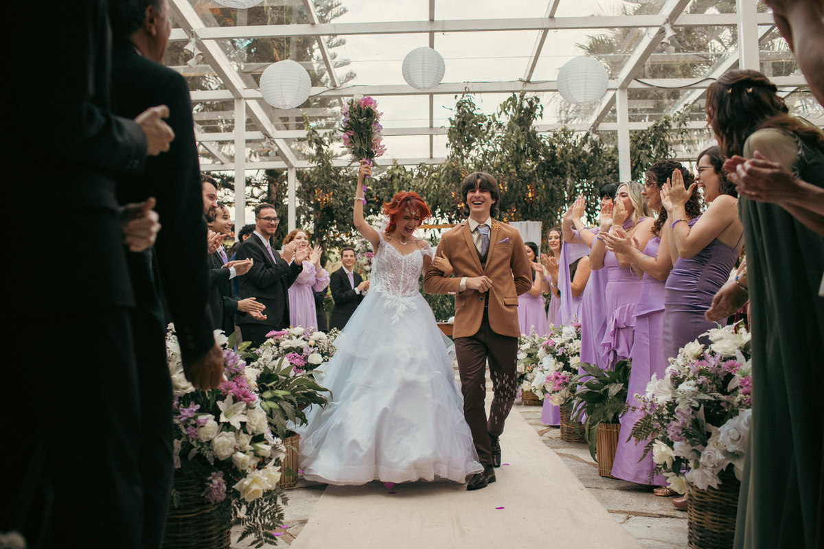 Noivos comemorando. Casamento geek feito pelo fotógrafo de casamento Rafael Ohana em Brasília