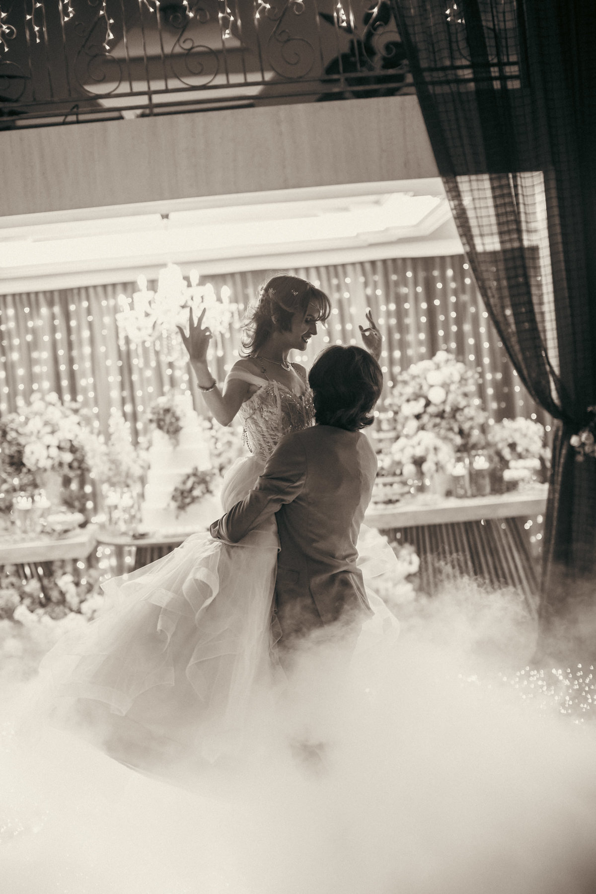 Dança dos noivos com gelo seco. Casamento geek feito pelo fotógrafo de casamento Rafael Ohana em Brasília
