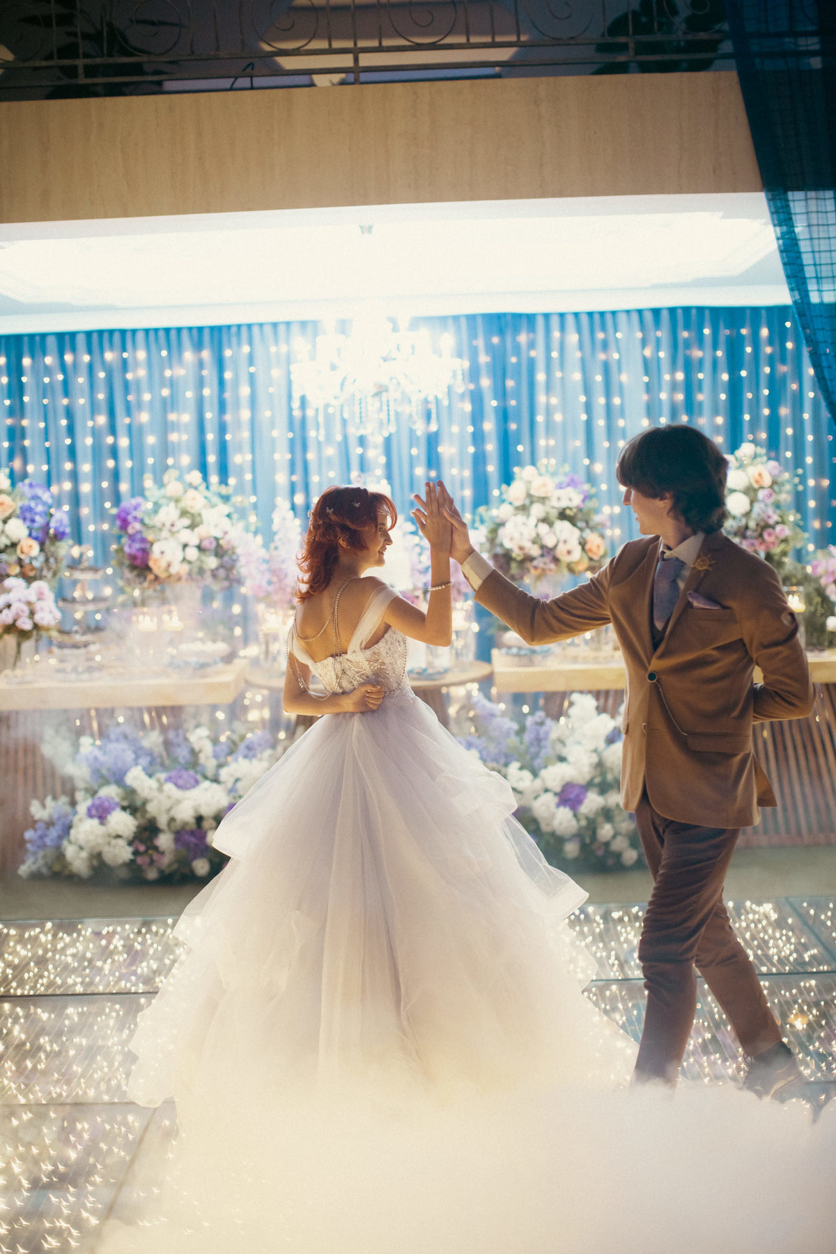 Dança dos noivos com gelo seco. Casamento geek feito pelo fotógrafo de casamento Rafael Ohana em Brasília