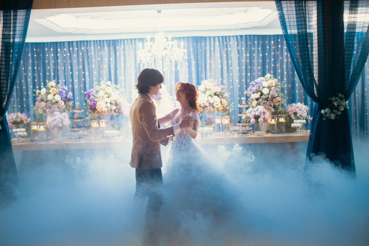 Dança dos noivos com gelo seco. Casamento geek feito pelo fotógrafo de casamento Rafael Ohana em Brasília