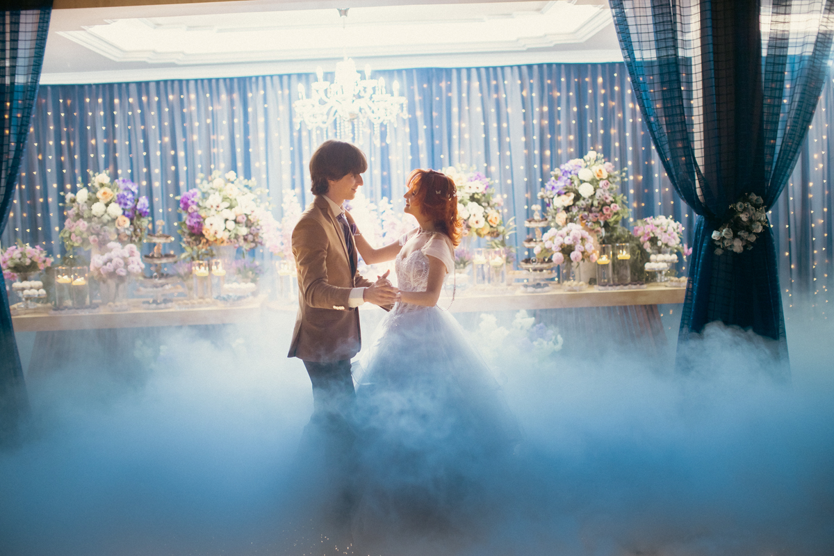 Dança dos noivos com gelo seco. Casamento geek feito pelo fotógrafo de casamento Rafael Ohana em Brasília